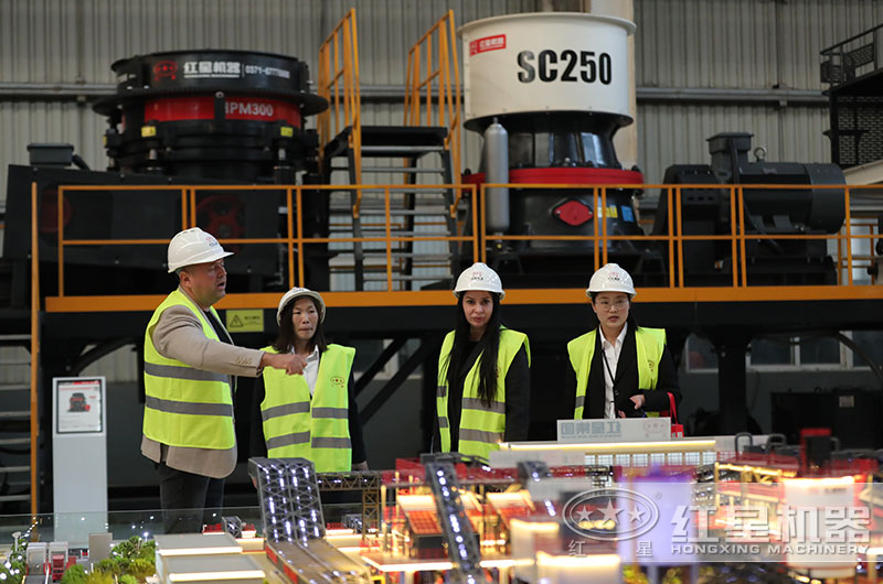 客戶來(lái)廠考察破碎設(shè)備 客戶來(lái)廠考察破碎設(shè)備