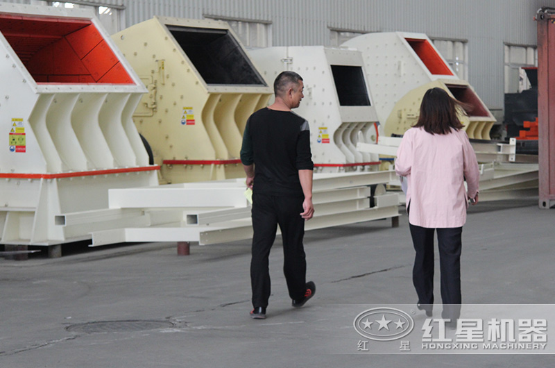 客戶來廠考察煤矸石破碎設備 客戶來廠考察煤矸石破碎設備