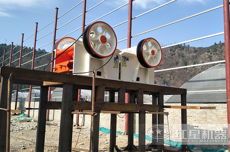 采用鋼結(jié)構(gòu)支撐的顎式破碎機現(xiàn)場 采用鋼結(jié)構(gòu)支撐的顎式破碎機現(xiàn)場