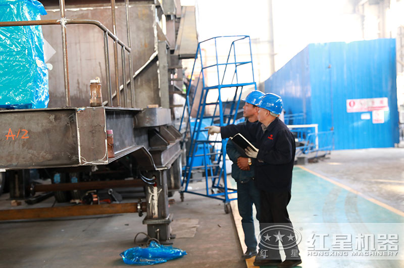 為保證質量，老師傅現場指導設備生產