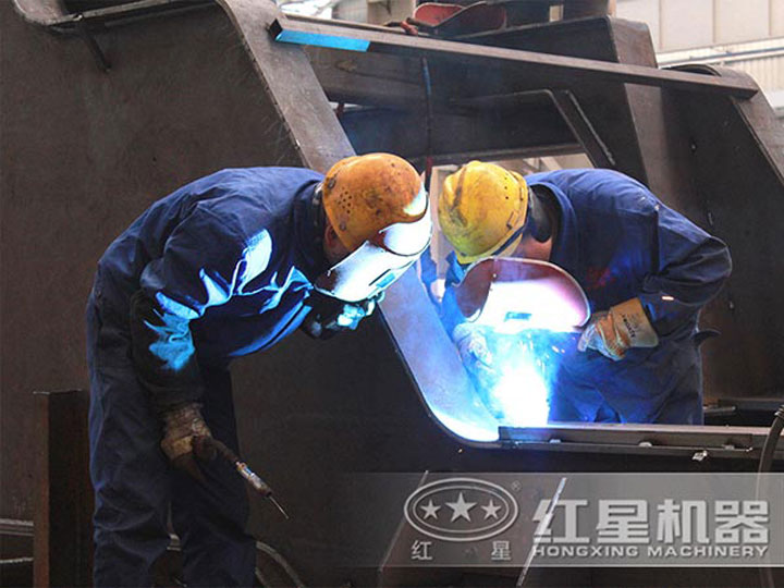 車間生產加工移動破碎機，每一臺設備都是匠心打造