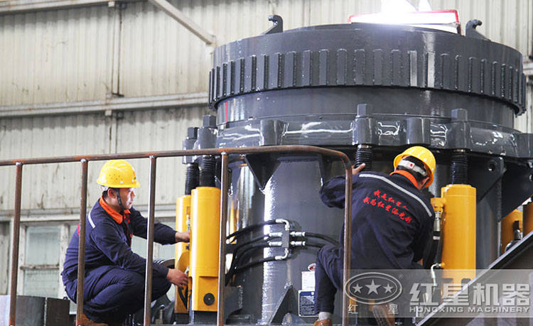 工作人員檢測圓錐破碎機，保障生產的設備都有高質量