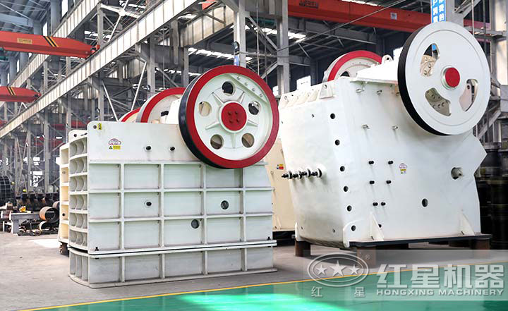 顎式破碎機實拍圖，型號多樣，價格在10-80萬之間