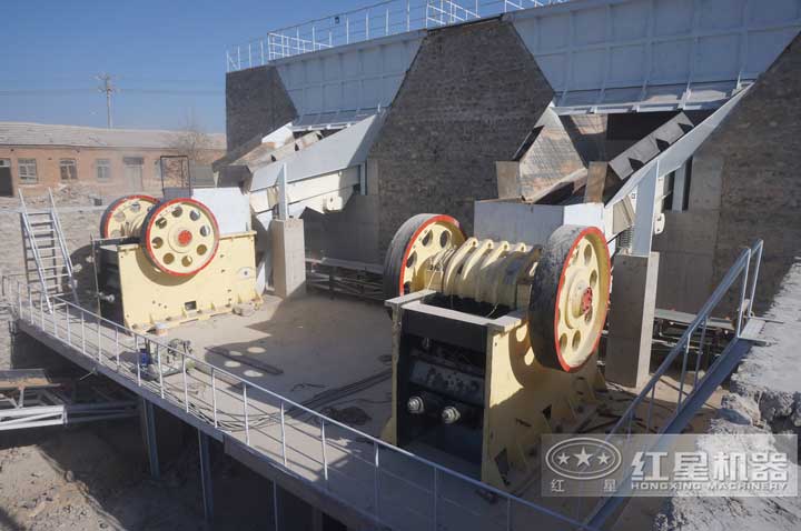 河北制砂生產現場，兩臺顎破同時有效生產