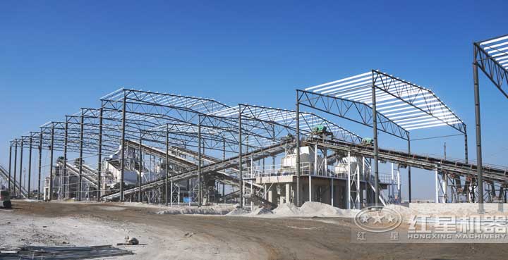 時產800噸生產現場，多臺設備同時作業